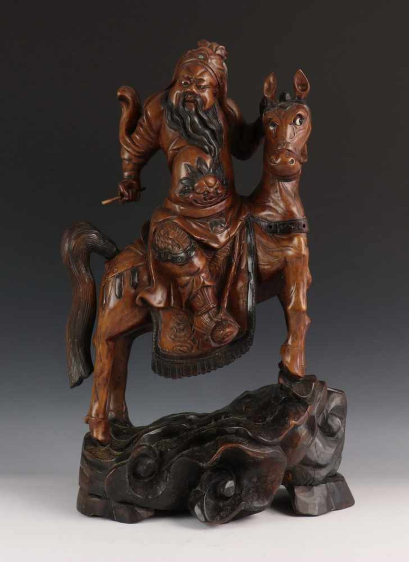 China, gestoken houten beeld van Mongoolse krijger te paard, ca. 1900;man met vaandel in een hand,