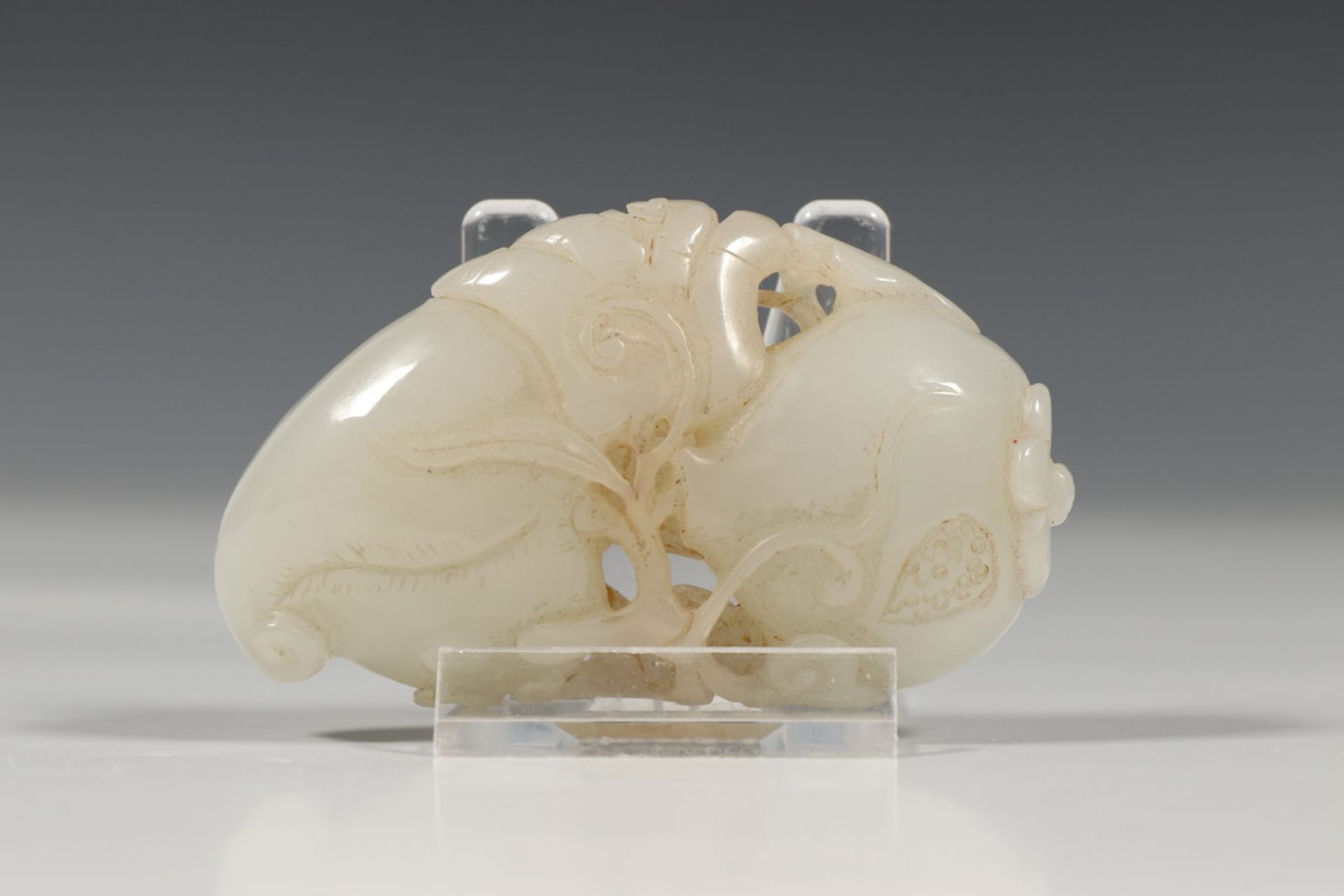 China, fijn gestoken jade snijstukin vorm van twee vruchten; l. 8 cm.; 1120