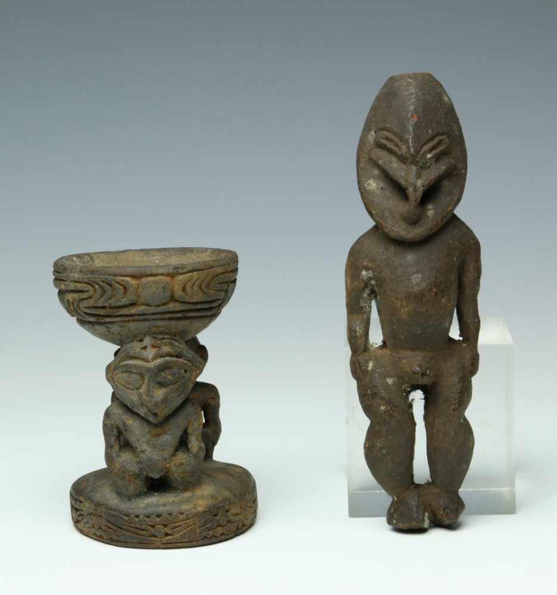 PNG, Sepik, three figures; a North Coast mortar, a male figure and a figurevarious; 3200 - Bild 4 aus 5