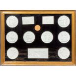 Collectie bisquit plaquettesmet relief van klassieke voorstellingen. In omlijsting achter glas;