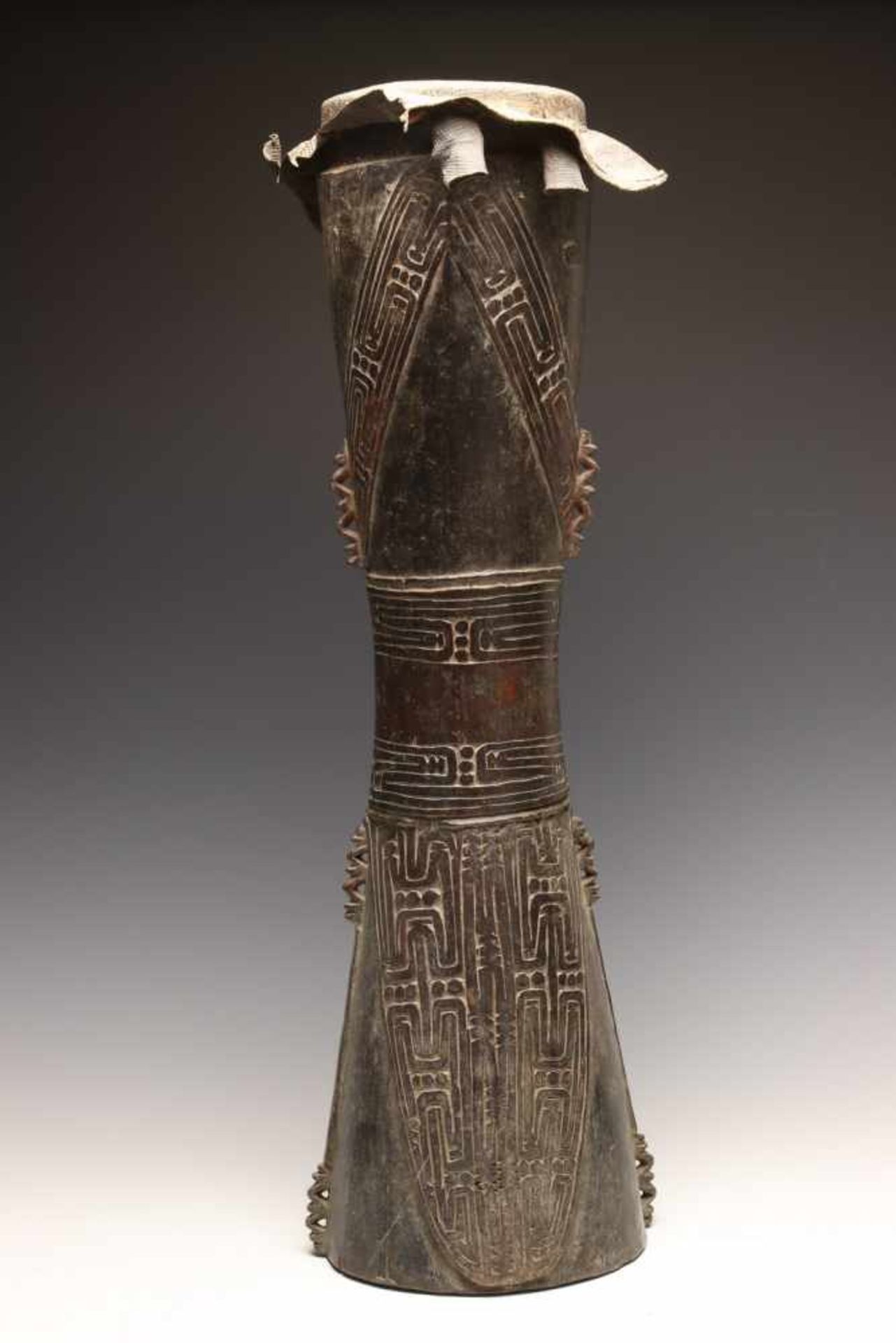 PNG, Lower Sepik, hourglass-shaped drum, the handle on both sides decoratedwith an anthropomorphic - Bild 2 aus 5
