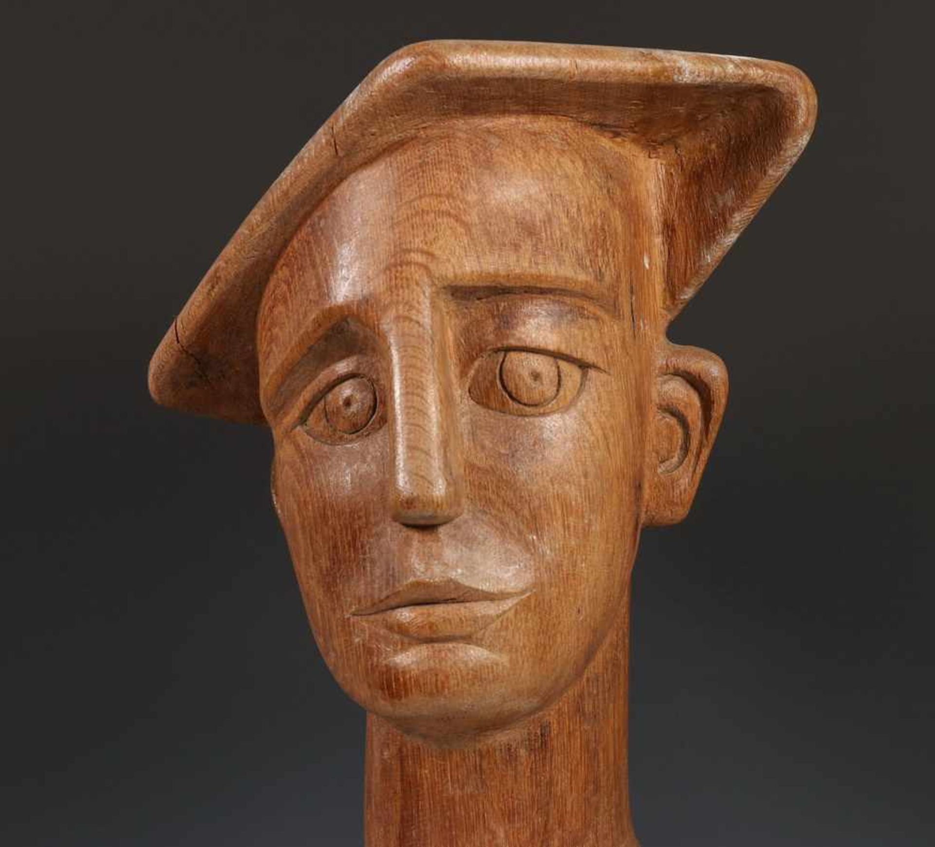 Leo Braat (1908-1982), houten sculptuur;'Kop met hoed'. Met oude collectie nummers en stikkers o. - Bild 2 aus 3