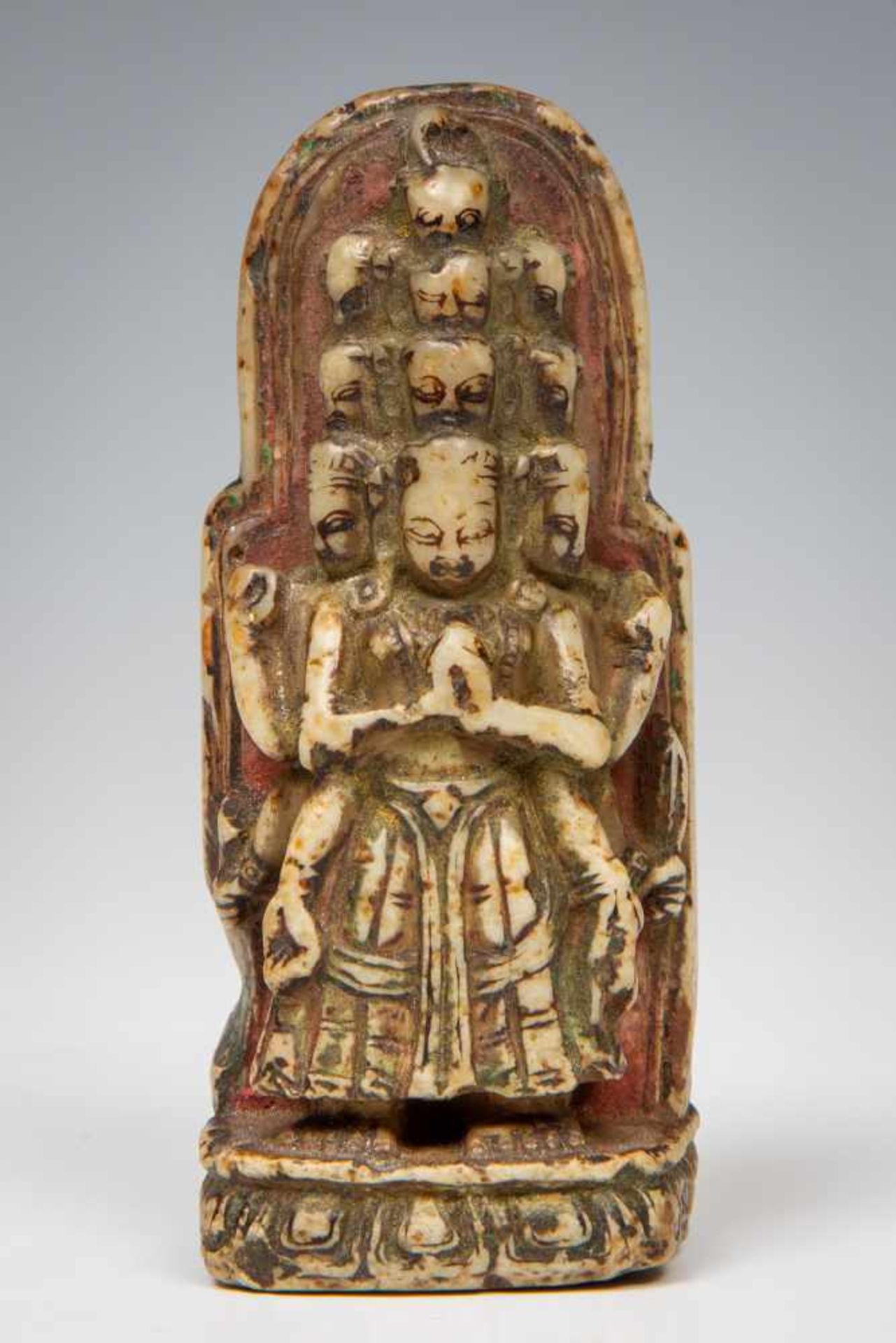 Tibet, zeepstenen Avalokiteshvara met elf hoofden, 16e eeuw; h 8,7 cm; Herkomst: Collectie Cserno,