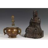 Bronzen hoogwaardigheidsbekleder, koro en kleine Boeddha3100