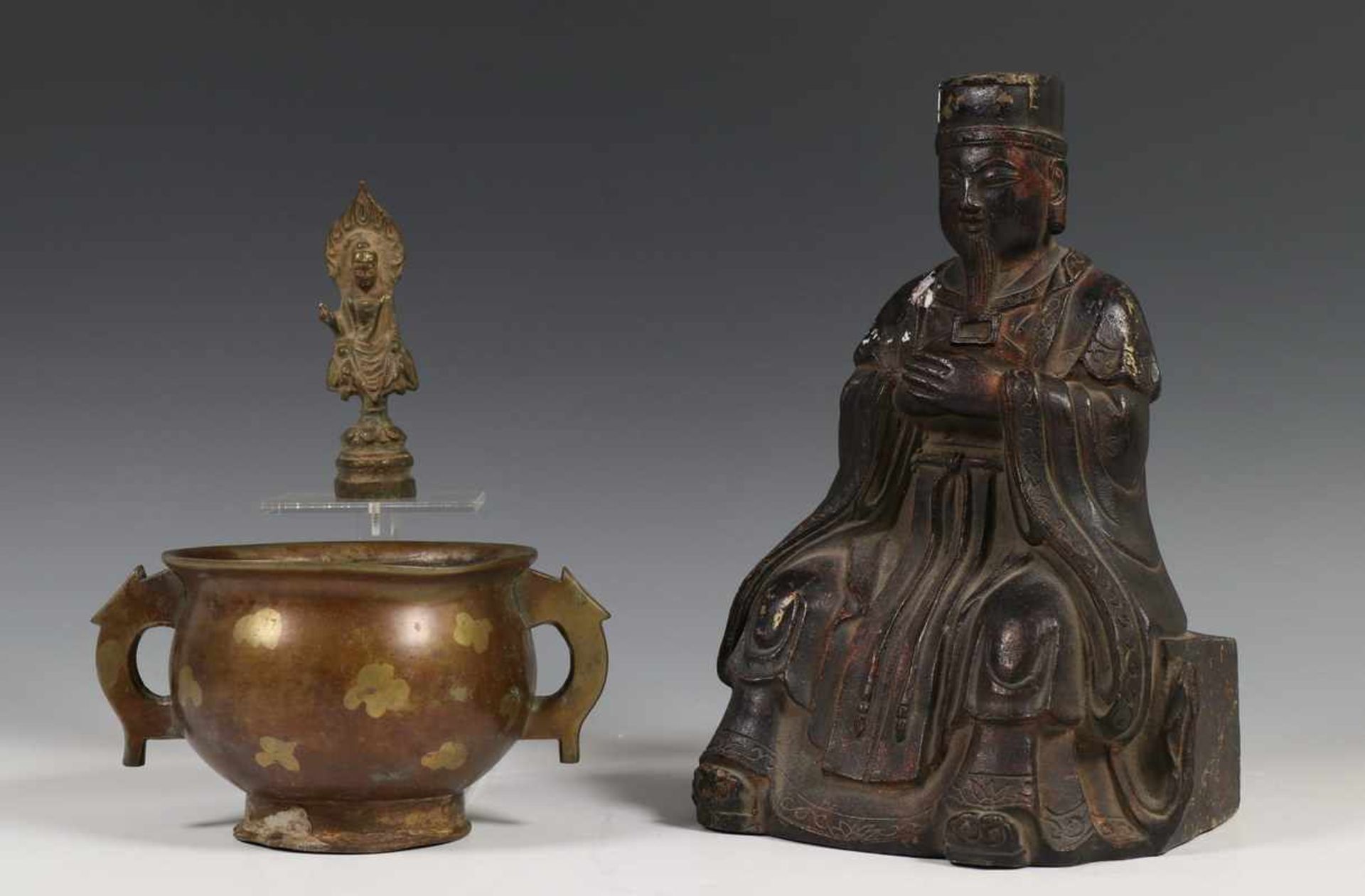 Bronzen hoogwaardigheidsbekleder, koro en kleine Boeddha3100