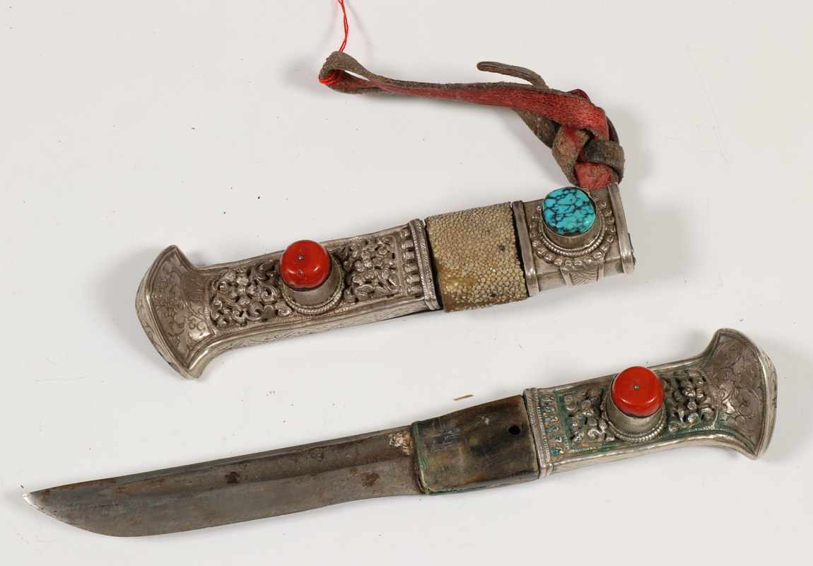 Tibet, Dughti knife, 19th century. Silver, steel, horn, leather, snake skin, turquoise and - Image 2 of 2