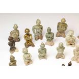 Thailand, een collectie moederfiguren met baby, o.a. antiekook manfiguren ; h. 5,5-12,5 cm.; 17200