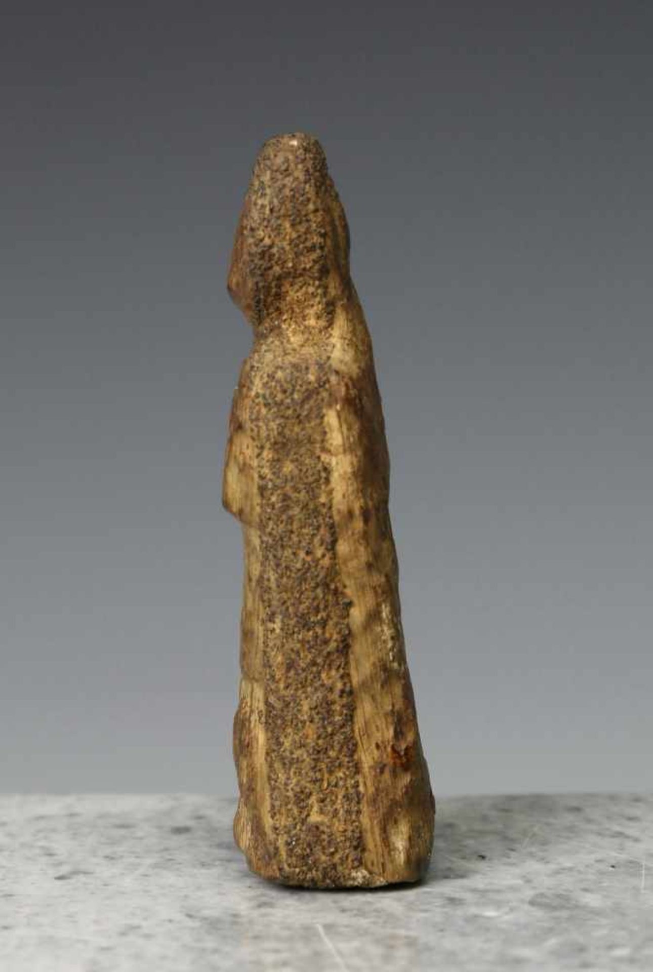 Arctic Circle, Alaska, karibu horn female anthropomorph figurine;ancient carving. Provenance, - Bild 2 aus 5