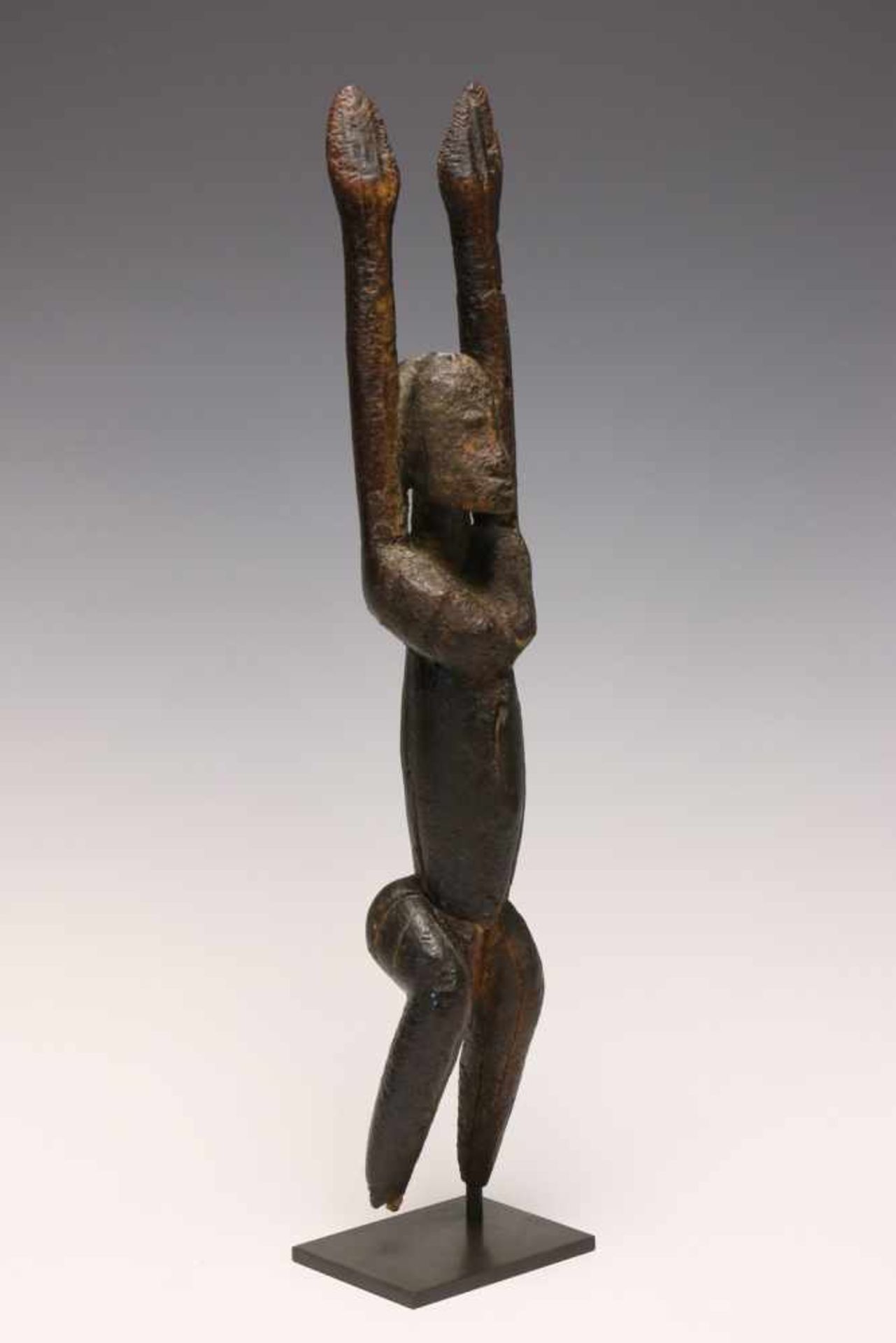Dogon, standing antropomorphic figure,with raised arms and dark oily patina. Provenance, Steven de - Bild 6 aus 6