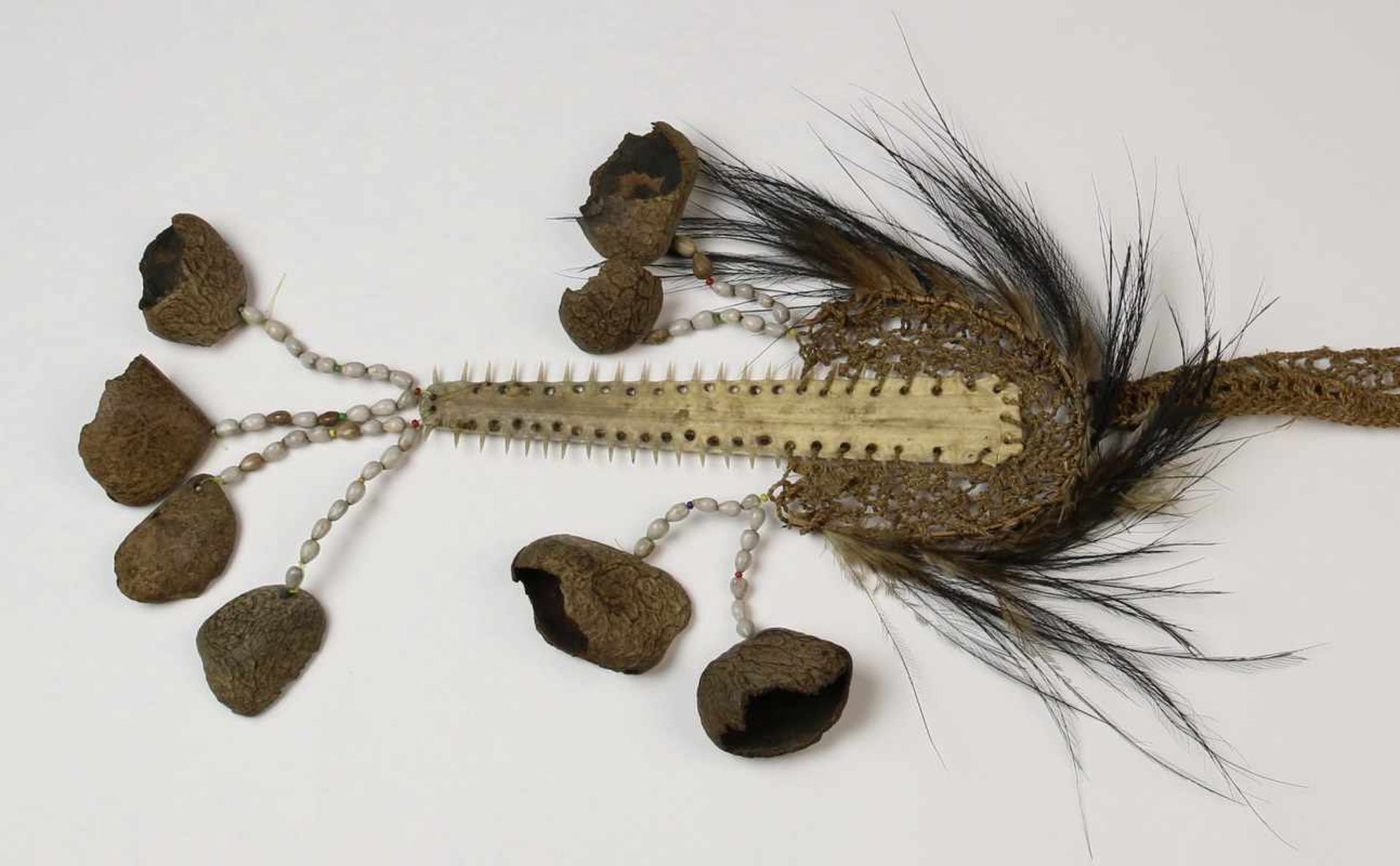 PNG, headhunters emblem, swordfish bone, casuary feathers, coix seeds and nut cases; l. 62,5 cm; - Bild 2 aus 2