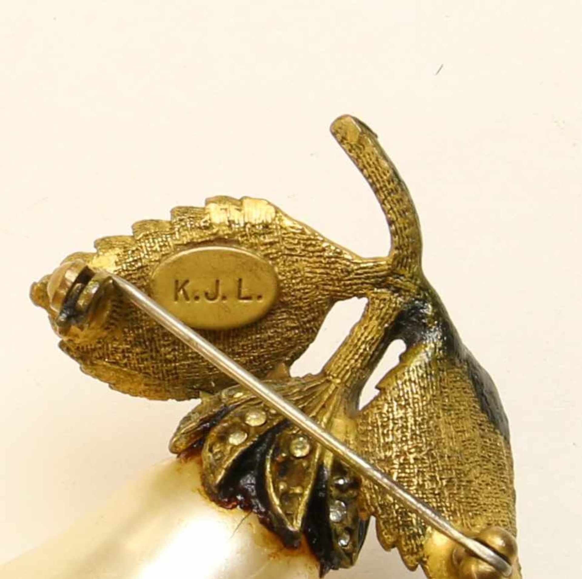 Diverse "costume jewels"w.o. een armband, gesigneerd Bellini. Een broche in de vorm van een peer, - Bild 2 aus 5