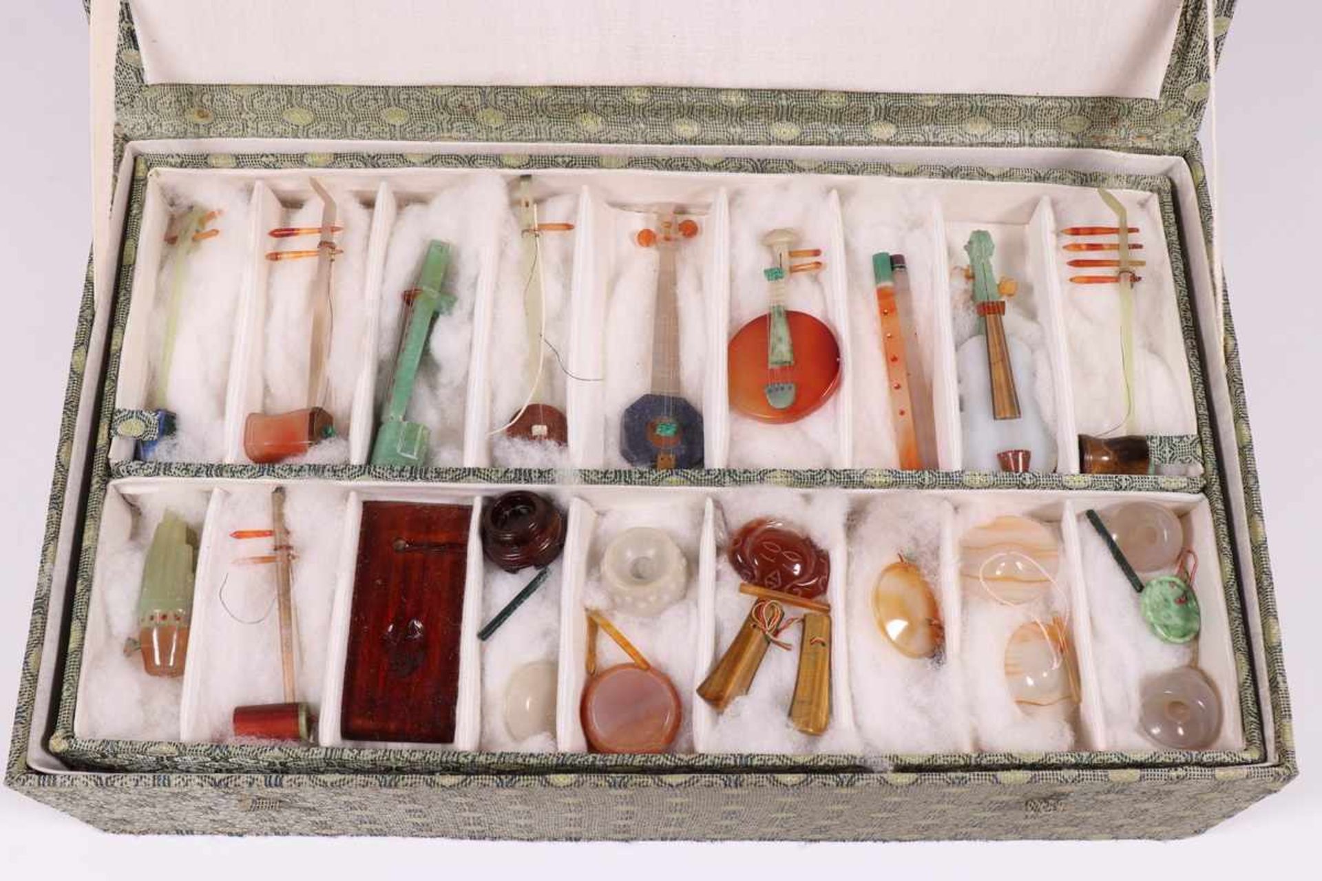 China, set van 24 miniatuur traditionele muziekinstrumentenvervaardigd van jade, agaat en lapis. - Bild 2 aus 4