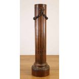 Bruin gebeitste beukenhouten piëdestal,met gestoken guirlande; h. 118 cm.; Uit de collectie van