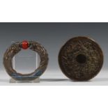 China, zilveren armband en ronde hoornen of schildpad doos, Qing dynastie, 19e eeuw,de doos met