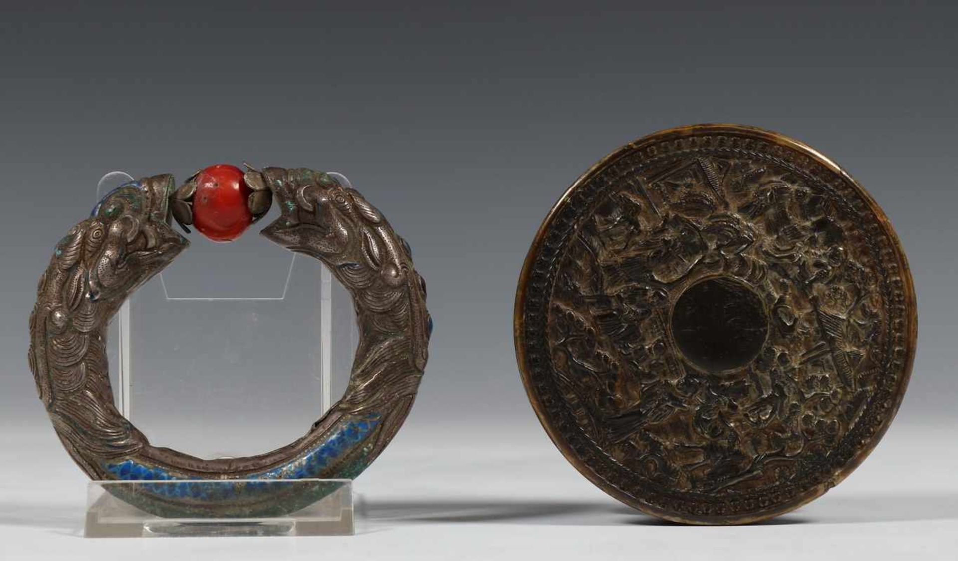 China, zilveren armband en ronde hoornen of schildpad doos, Qing dynastie, 19e eeuw,de doos met