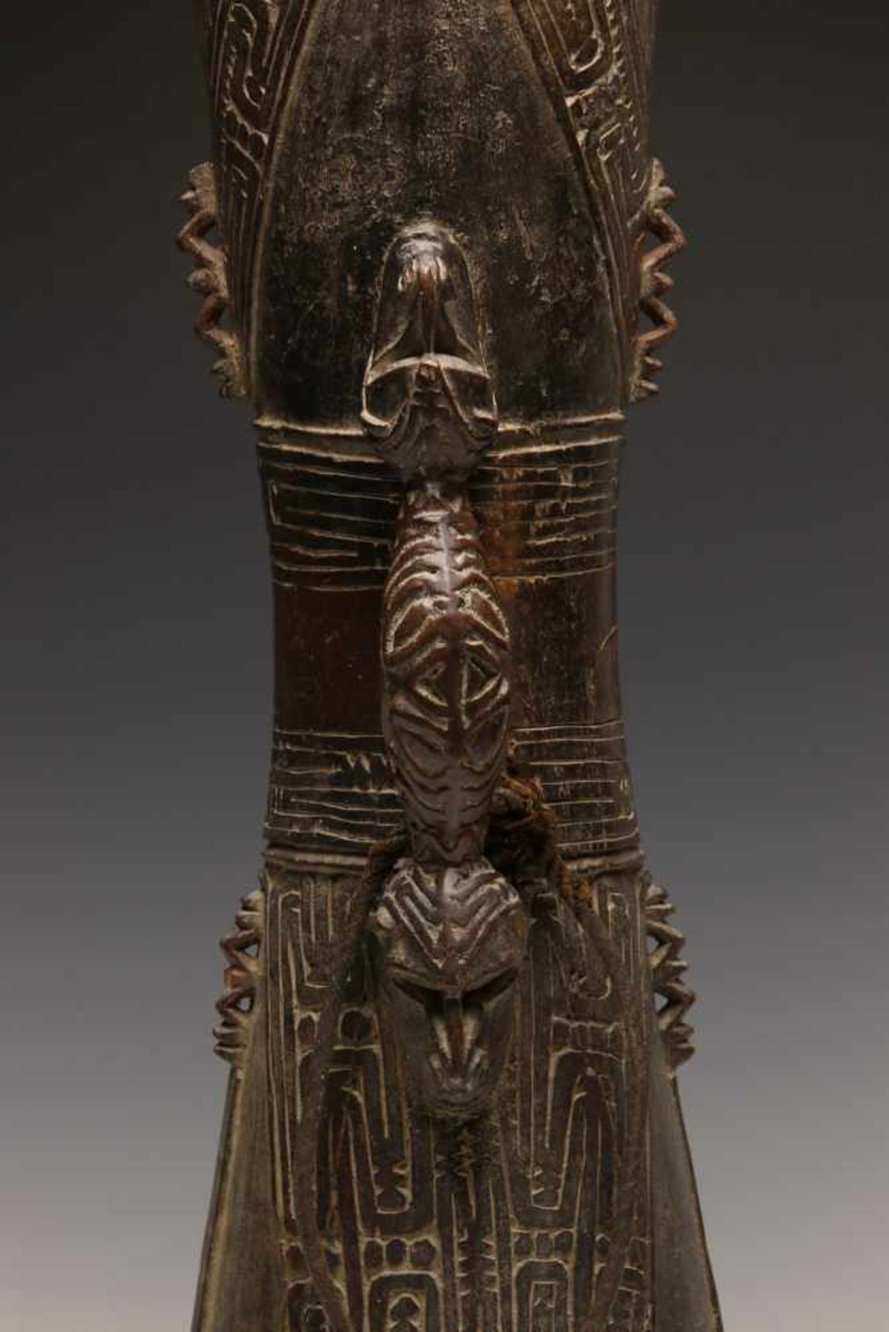 PNG, Lower Sepik, hourglass-shaped drum, the handle on both sides decoratedwith an anthropomorphic - Bild 3 aus 5