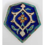 Perzie, zeskantige tegel, mogelijk antiek.met voorstelling van gestileerde bloemen. In blauw,