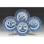 China, serie van vier blauw-wit porseleinen borden, 18e eeuw,met decor van foenix vliegend boven