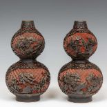 China, paar Pekinglazen vazen, 20st eeuwin de vorm van een kalebas met opengewerkt lakwerk floraal