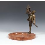 Vide poche,met bronzen sculptuur van jager met geschoten wild; h. 29 cm.; 1150