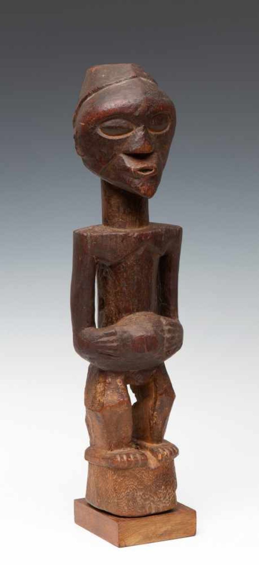 DRC., Songhe, male power figure,with hands on bulbous extention on the stomach, the face with - Bild 5 aus 5