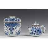 China, blauw-wit porseleinen kaneelpot en trekpotje, 18e eeuw,de laatste gelobd en met 19e eeuws