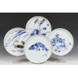 China, serie van vier blauw-wit porseleinen borden, gedateerd 1979,met decor van lotus/theepot/vis/