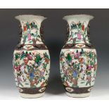 Zuid China, paar porseleinen vazen, 19e eeuw,met famille verte decor van strijders; h. 45 cm.; 2400