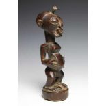 DRC., Songhe, small powerfigure,with horn and brown to black patina.; h. 25 cm.; 1800