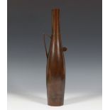 Japan, bruin gepatineerde karafvormige bronzen vaas met handvat.Gesigneerd Watanabe Shiho (geb.