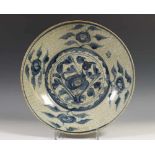 China, Swatow schotel, 17e/18e eeuw,met blauw decor van bloemen; diam. 30,5 cm.; 1300