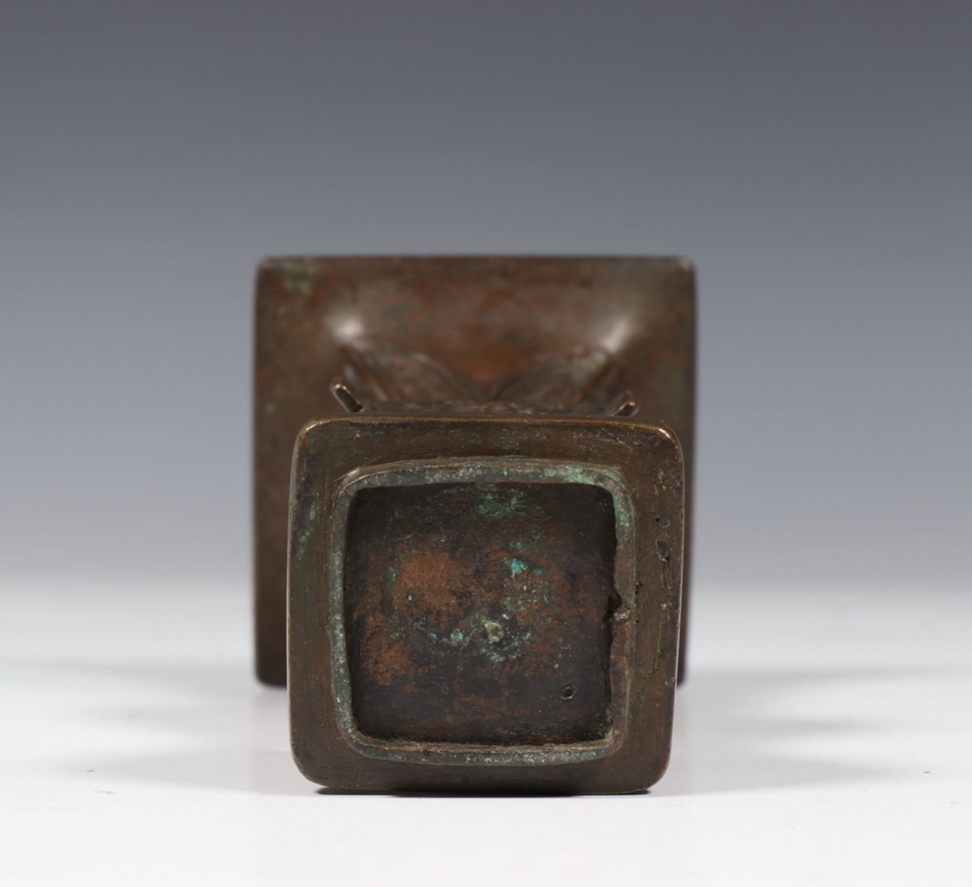 China, kleine bronzen vierkante 'fang-gu' vaas, laat Ming dynastie, 17e eeuw,met archaische motieven - Bild 3 aus 3