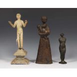 Twee bronzen, 20e eeuw;staande vrouw en moeder met kind. Hierbij houten figuur.; h. 19 cm. en 30