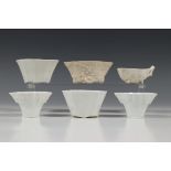 China, zes blanc de Chine plengofferbekers, 18e en 19e eeuwh. 3-5,5 cm.; 6400