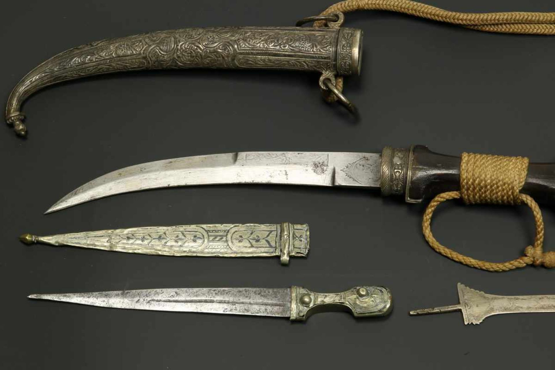 Twee oosterse dolken in schede en een zilveren mesje in de stijl van een krisl. 38,5 cm.; 3180