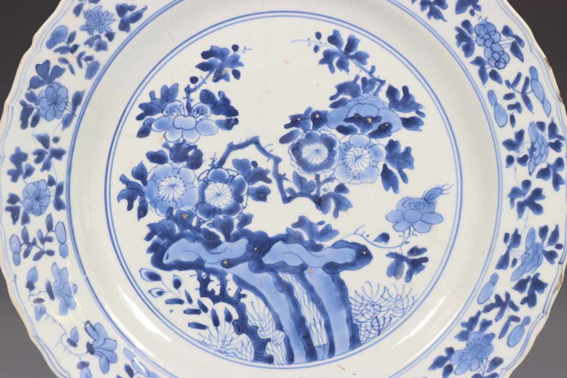 China, blauw-wit porseleinen schotel, Kangxi,met gecontourneerde rand en decor van rotsformatie. - Bild 3 aus 6