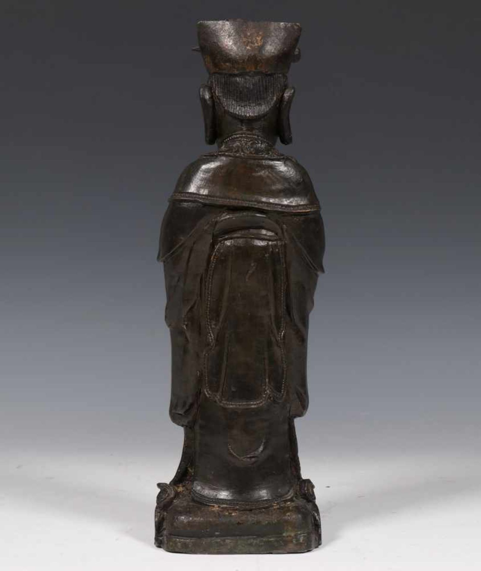 China, zwart gepatineerd bronzen sculptuur, Ming periode;Taoistische onsterfelijke met scepter in de - Bild 2 aus 3