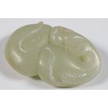 China, jade pendant, 19e/20e eeuw,in vorm van vrucht; l. 5 cm.; [1]140