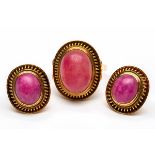 Gouden ring en een paar bijpassende oorstekersieder gezet met een ovale cabochon geslepen roze
