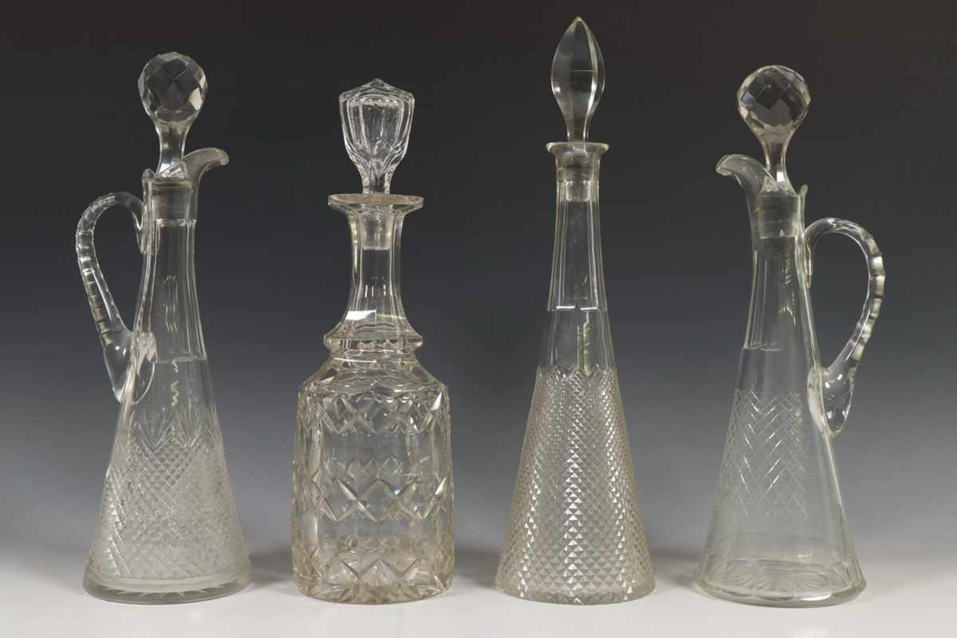 Kantig geslepen karaf en drie conische kannen, eind 19e eeuw(één schilfer); h. 37-41 cm.; 4100