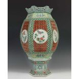 China, fraai gevormde zeskantige porseleinen lampion op losse voet, Qing dynastie,famille verte,