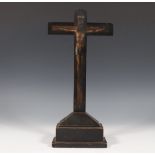 Beschilderd houten crucifix, 19e eeuwmet Christus geschilderd op een zwart gelakt houten kruis.;