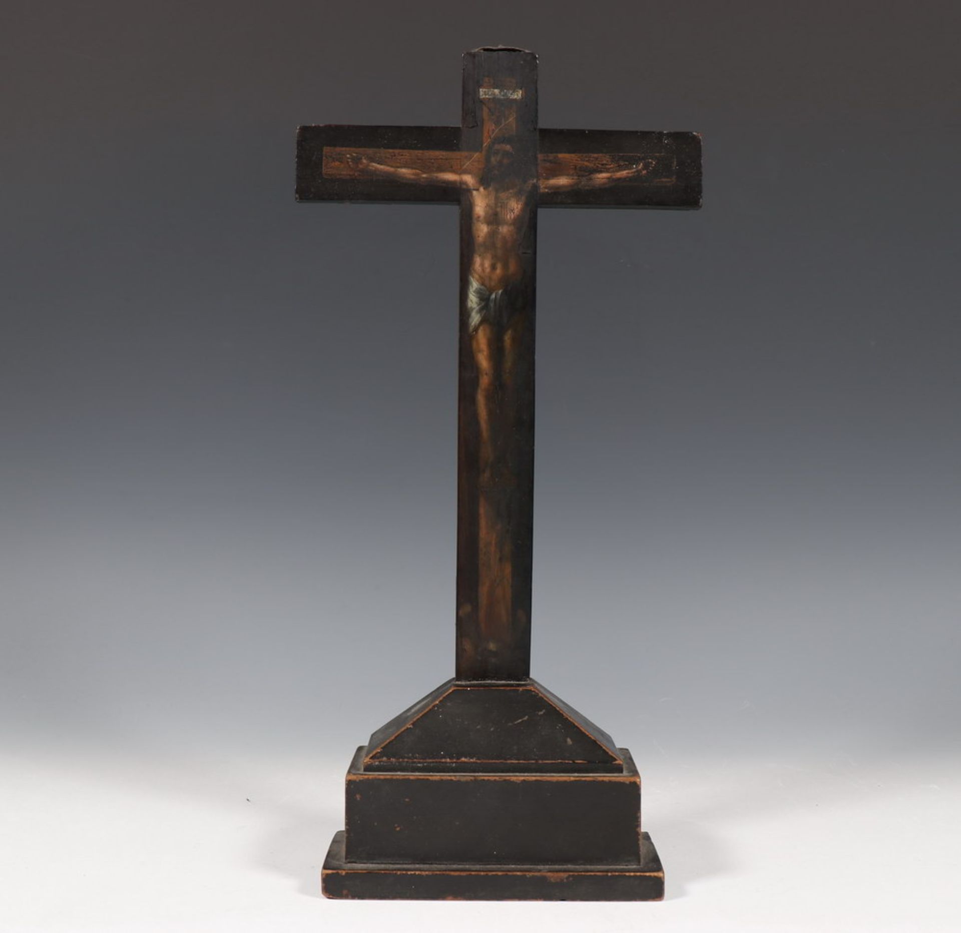Beschilderd houten crucifix, 19e eeuwmet Christus geschilderd op een zwart gelakt houten kruis.;