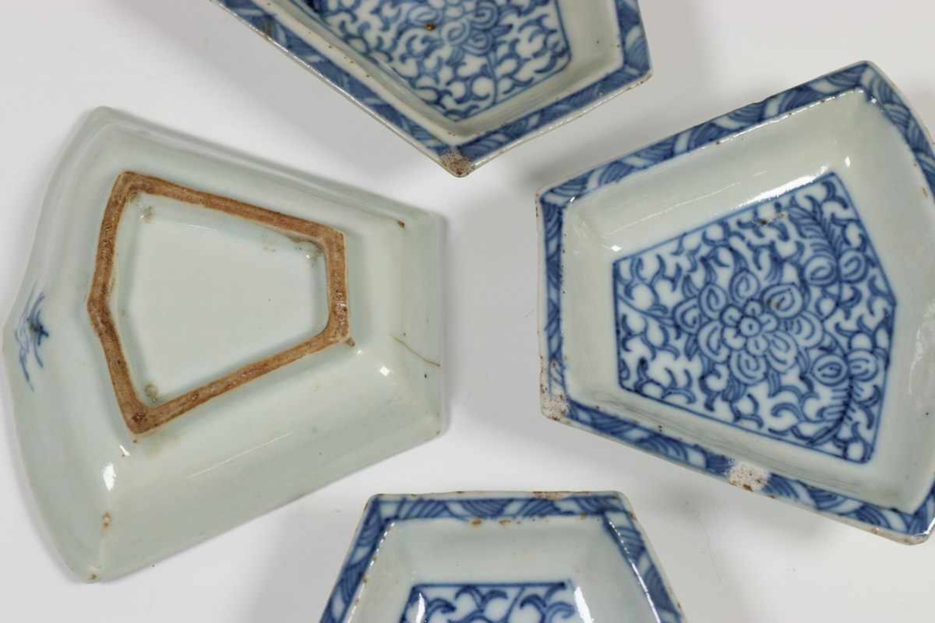 China, blauw-wit porseleinen hors d'oeuvregarnituur en drie theebussen, 19e eeuw(twee van - Bild 2 aus 3