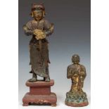 China, gietijzeren beeld van staande wachter, 19e eeuw,met scepter in hand en polychrome