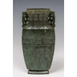 China, groen natuurstenen vaas, 20ste eeuwmet decor in laag relief.; h. 23 cm.; Herkomst: