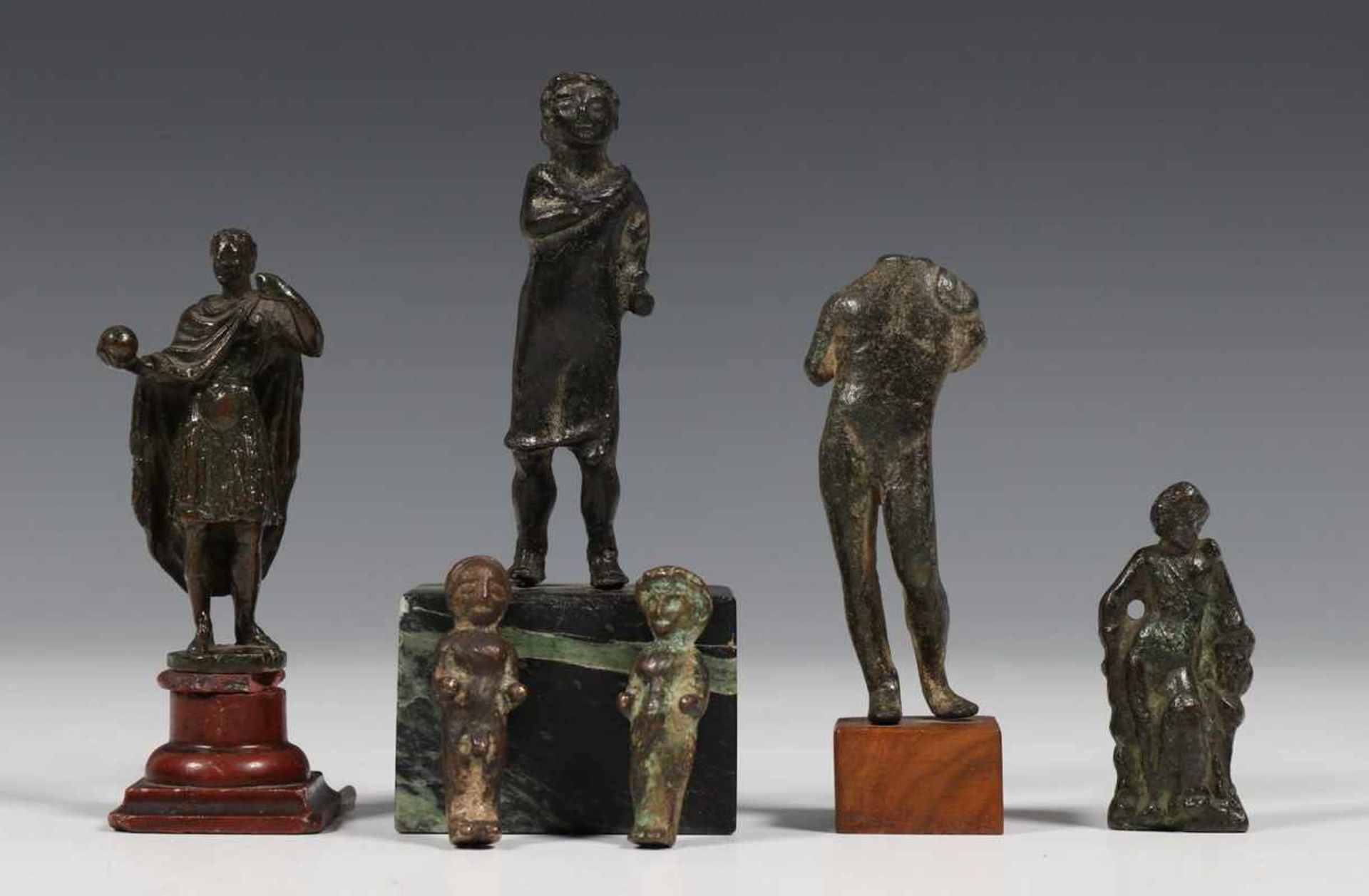 Vijf antieke 'Grand Tour' sculptuurtjes, 18e en 19e eeuw,o.a. Romeiense Keizer/Narcissus; h. ca.