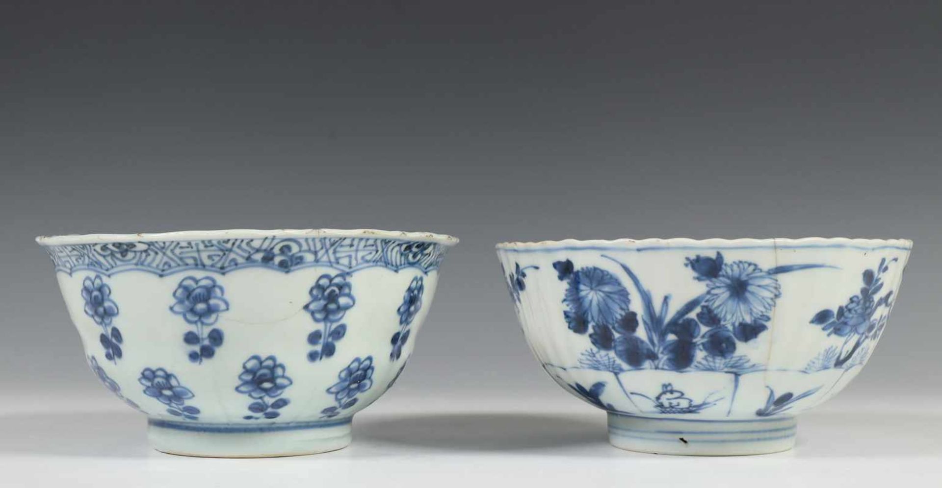 China, twee blauw-wit porseleinen borden en twee kommen, Kangxi,één bord met zilveren montering ( - Bild 4 aus 5