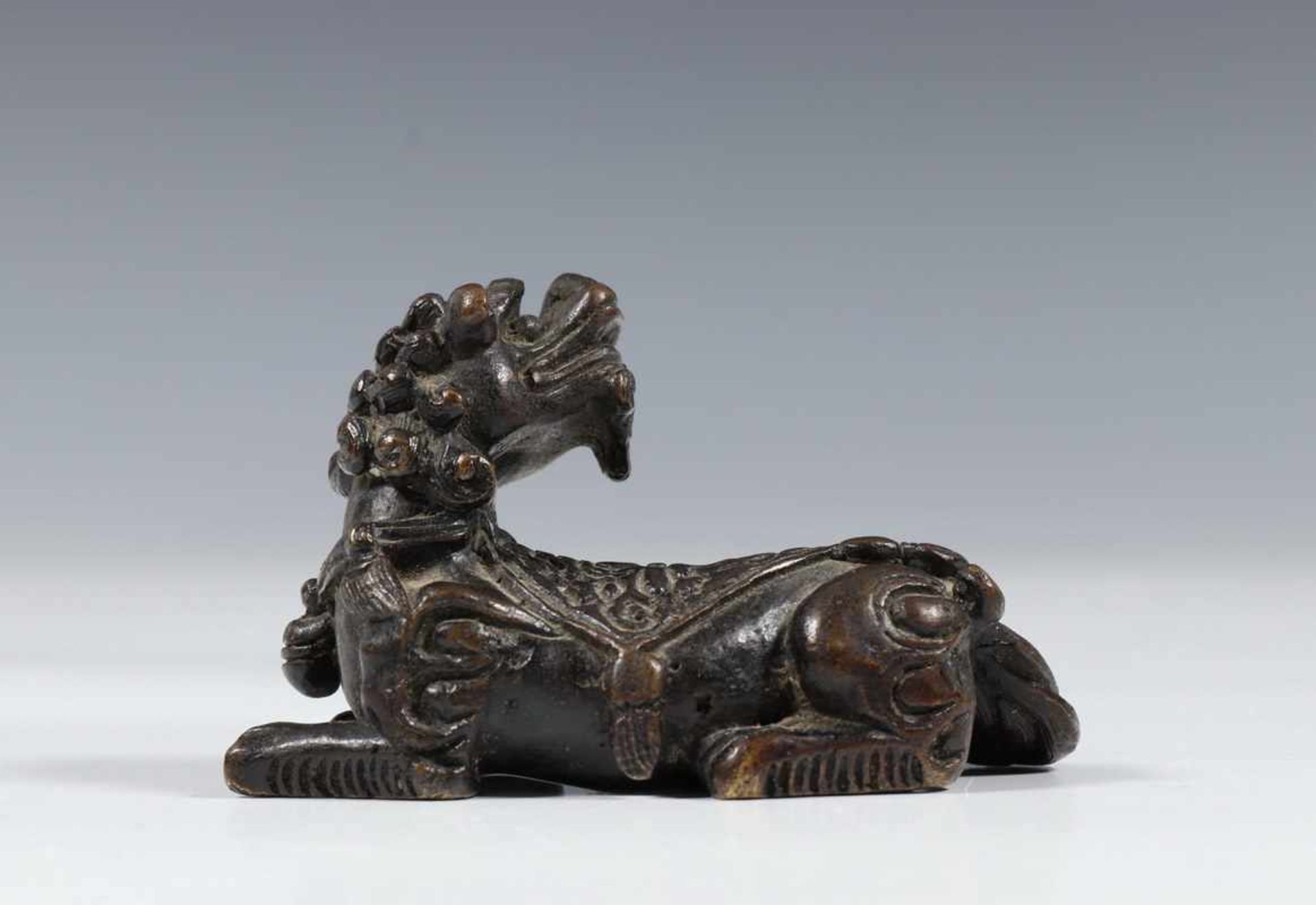 China, bronzen sculptuur van Kylin, 19e eeuwmet een zadel waarop florale motieven; l. 7 cm.; 1400 - Bild 3 aus 3