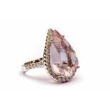 Witgouden entourageringgezet met een peer geslepen morganite, ca. 16ct in een entourage van briljant